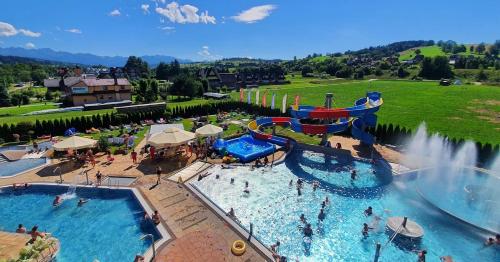 Kwatery u Malika-blisko do term Szaflary i Gorący Potok-rabaty في شافلاري: حديقة مائية فيها زحليقة مائية وشلال