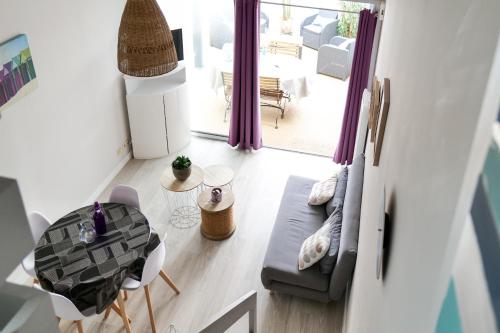 une vue aérienne d'un salon avec un canapé et une table dans l'établissement Maison dans résidence proche océan Les Sables - 4 pers, à Saint-Hilaire-de-Talmont