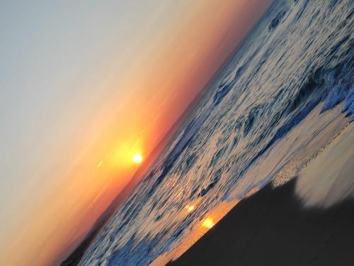 an image of the sunset over the ocean at Il bacio del sole in Campomarino