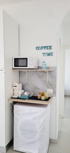a kitchen with a counter top with a microwave at Il bacio del sole in Campomarino