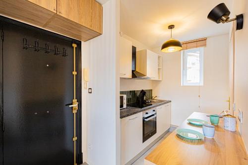 A kitchen or kitchenette at Le p’tit Jacques - C La Chouette