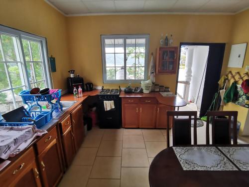 Kuhinja oz. manjša kuhinja v nastanitvi Karibik Trinidad Ocean few guesthouse
