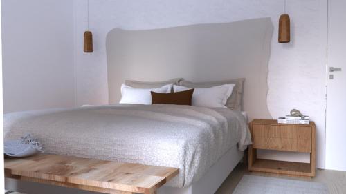 1 dormitorio con cama y mesa de madera en El Refugi de Girona, en Girona