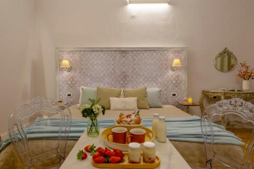 - une chambre avec un lit et une table avec des fruits dans l'établissement Accanto Al Centro B&B, à Prato