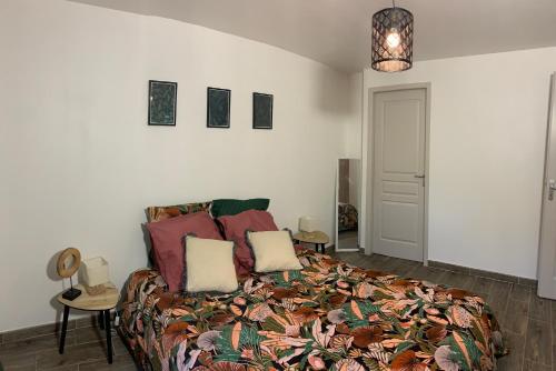 une chambre avec un grand lit avec une couverture colorée dans l'établissement L'évasion and work, au Thor