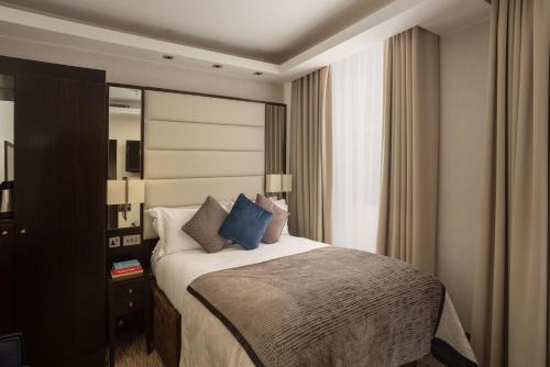 um quarto de hotel com uma cama e uma janela em Montcalm Brewery Townhouse em Londres