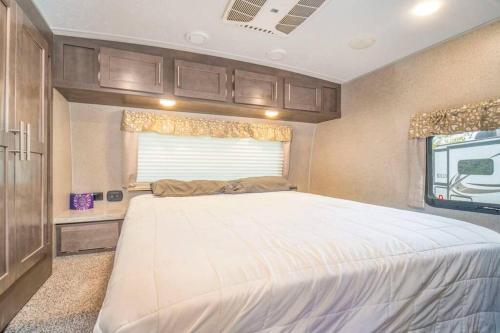 Tempat tidur dalam kamar di Moab RV Resort Glamping RV Setup OK33