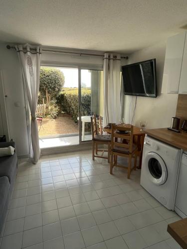 T2 - Les pieds dans le sables en toutes saisons 5 couchages - climatisation - parking privée - piscine - situation optimum et rare - Amoureva - Plage Richelieu- Cap d'Agde