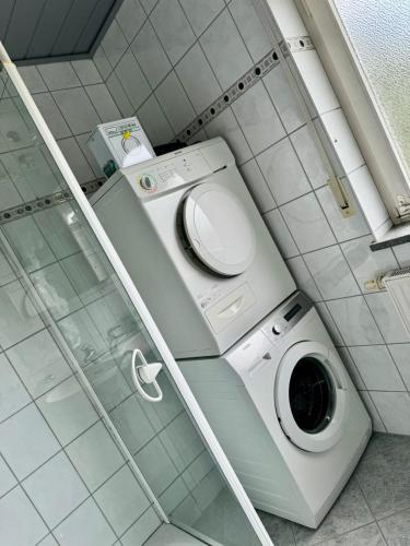 a washing machine and a washer in a bathroom at Main Weindorf Unterkunft in Sulzfeld am Main