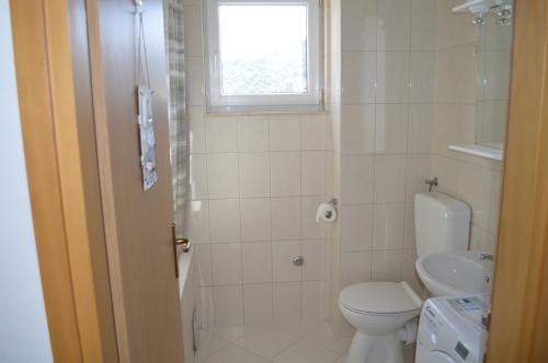 La salle de bains est pourvue de toilettes et d'un lavabo. dans l'établissement Apartment Quattro, à Trogir