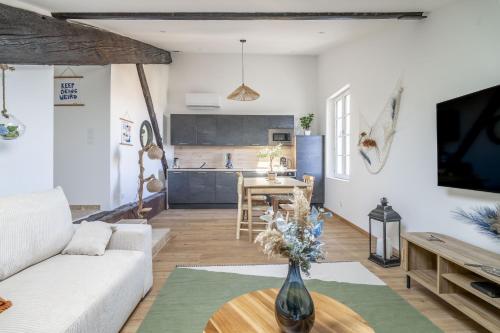 un salon avec un canapé et une table dans l'établissement Le somail - Louis 14, à Ginestas