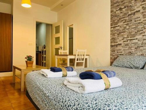 a bedroom with two beds with towels on them at NEPTUNO Estudio en el centro de Torremolinos in Torremolinos