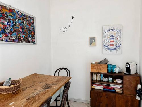 Fancy Statuto Easy Stay في فلورنسا: غرفة طعام مع طاولة وصورة على الحائط