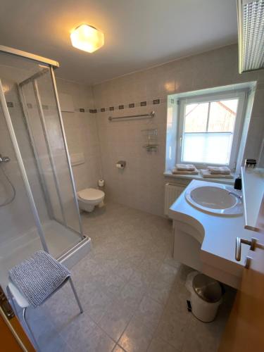 A bathroom at Frühstückspension Haus Ebersdorf