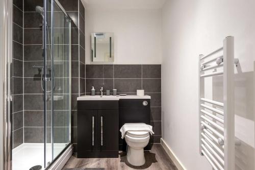 Bathroom sa Bright 1 Bedroom Apartment in Central Rotherham