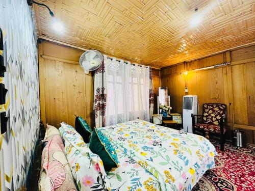1 dormitorio con cama y techo de madera en N Group of Houseboat, en Srinagar