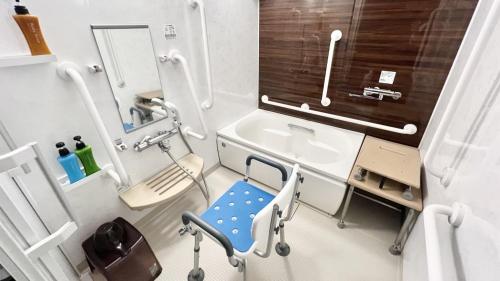 uma casa de banho com um lavatório e um espelho em Apartment Hotel Ecott em Kagoshima