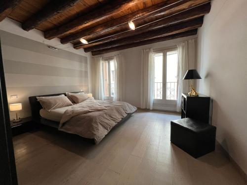 - une chambre avec un lit et une grande fenêtre dans l'établissement Ca' Del Vecio, in centro storico, Piazza Garibaldi, à Bassano del Grappa