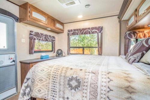 Tempat tidur dalam kamar di Moab RV Resort Glamping Large RV Setup OK63