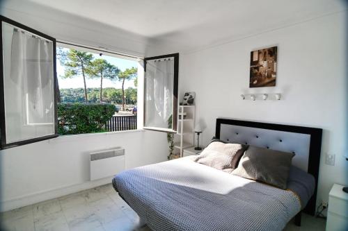 une chambre avec un lit et une grande fenêtre dans l'établissement Villa Makila - 6 people. - 20m from Lake Hossegor, à Soorts-Hossegor