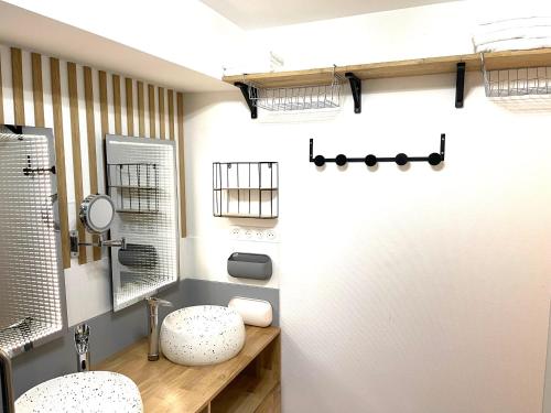 La salle de bains est pourvue de 2 lavabos et d'un miroir. dans l'établissement LE RIVAGE DU PETIT SERIN, à Vannes