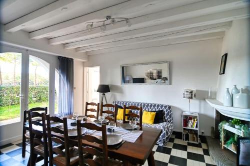une salle à manger avec une table et un canapé dans l'établissement Villa Makila - 6 people. - 20m from Lake Hossegor, à Soorts-Hossegor
