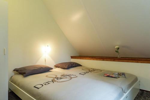a bedroom with a bed with the word dead written on it at Karreveld in Zonnemaire