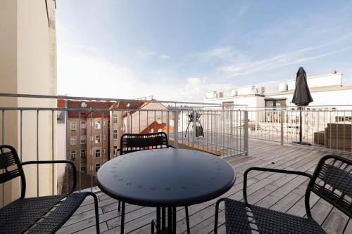 SYMPHONY Apartments 42 - Modern Loft with Terrace and Grill in Central Location