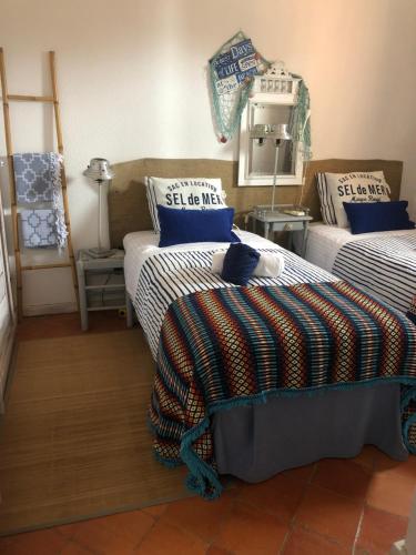 ラゴスにあるBlueViewのベッド2台と鏡が備わる客室です。