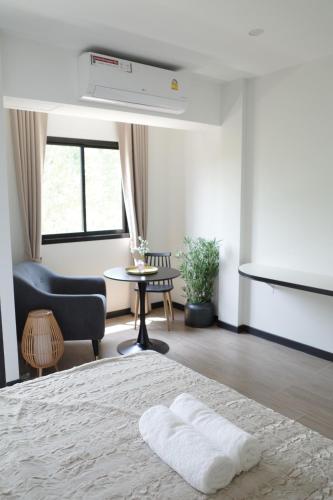 Ban Phala的住宿－VIYA Residence，一间卧室配有一张带白色毛巾的床