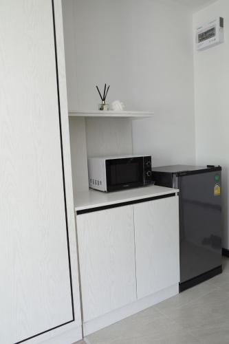Ban Phala的住宿－VIYA Residence，厨房配有微波炉和冰箱。