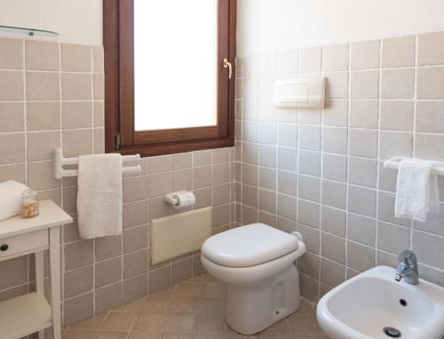 ein Bad mit einem WC und einem Waschbecken in der Unterkunft Appartamento Mazzini in Santa Teresa Gallura