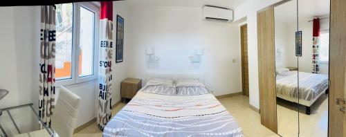 une petite chambre avec un lit et un miroir dans l'établissement New 1BR AC villa Private Pool Mountain View, à Cagnes-sur-Mer