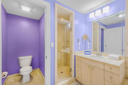 une salle de bains pourpre avec toilettes et lavabo. dans l'établissement Sea Breeze 404 Deluxe, à Biloxi