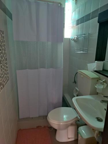 een badkamer met een wit toilet en een wastafel bij Apartment LUNA in Búrbuli