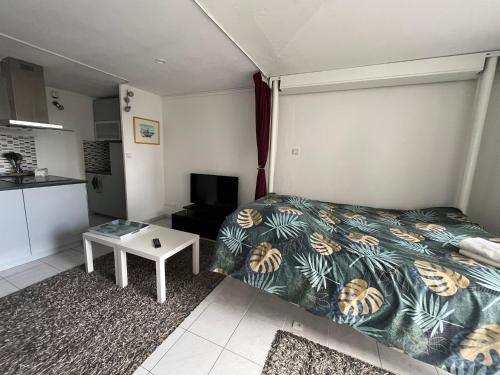 - une chambre avec un lit et une table dans l'établissement Appartement proche du port à Gruissan, à Gruissan