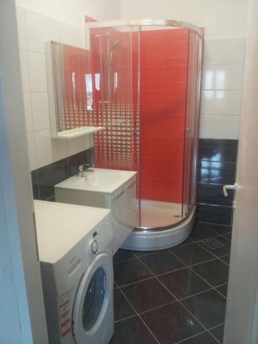 a bathroom with a washing machine and a shower at LILI KALI in Kali