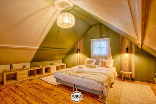 um quarto com paredes verdes e uma cama num quarto em Casa Amour — Balneo, cosy & relaxation em Caen