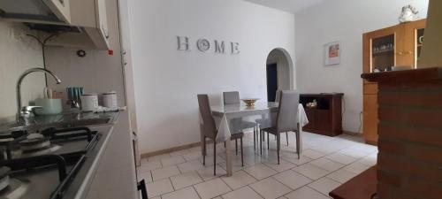 cocina con mesa y sillas en una habitación en La casa di Carlotta, en Cerreto di Spoleto