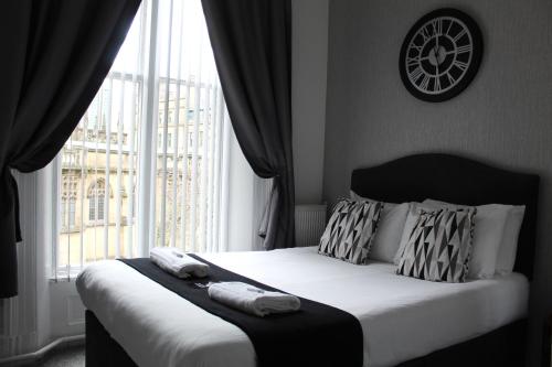 Una cama o camas en una habitación de Mitre Hotel Manchester City Centre