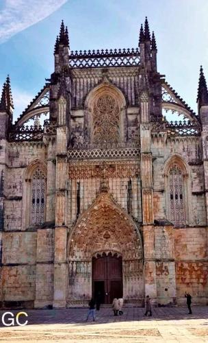 a large stone building with a large doorway at 5ª Vigia in Porto de Mós