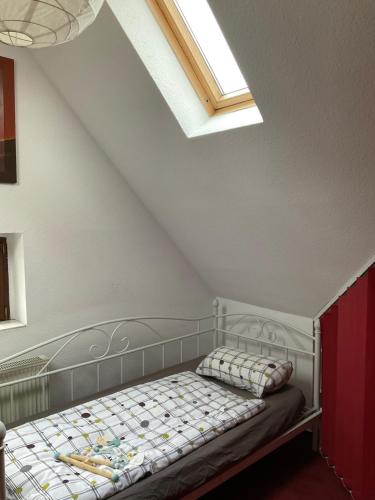 a bed in a room with a skylight at Apartment an der Honigbar in Leipzig