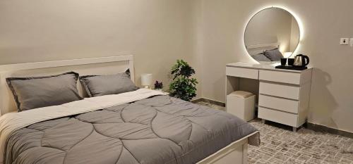 En eller flere senge i et værelse på شقة عائلية ثلاث غرف نوم