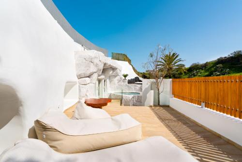 Un balcón o terraza de Occhio Luxury Villas Santorini with private pool