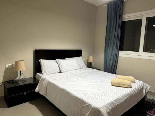- une chambre avec un grand lit blanc et deux lampes dans l'établissement Abutig Marina Joubal 2 Bedroom Lagoon, à Hurghada