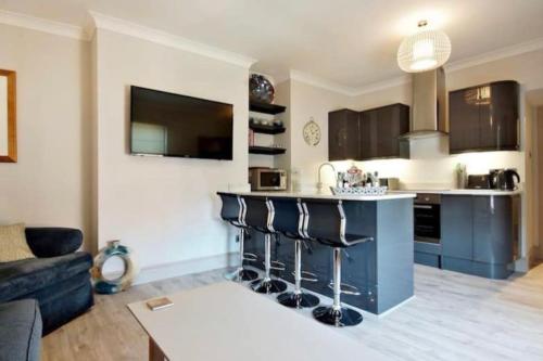 a kitchen and living room with a counter and bar at Pear Apartment York City Centre - Self Check-in in York