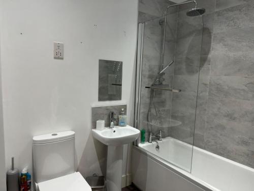 Ένα μπάνιο στο Quayside Apartment -2 Bedrooms - Sleeps 4