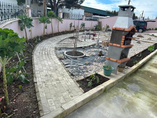 a garden with a water fountain in a yard at Mãe Home Story in Caldas da Rainha