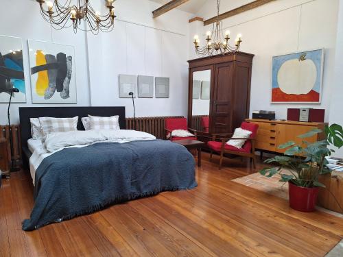 1 dormitorio con 1 cama, mesa y sillas en Studio Nałęczów en Nałęczów