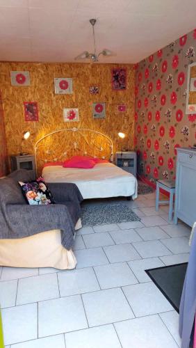 sypialnia z łóżkiem i kanapą w obiekcie Chambre agréable au fond du jardin w mieście Sancoins